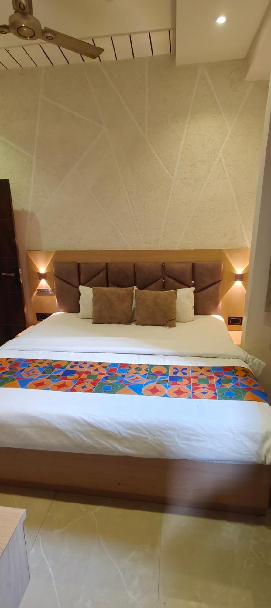 Hotel Ambika Dx Гвалиор Екстериор снимка